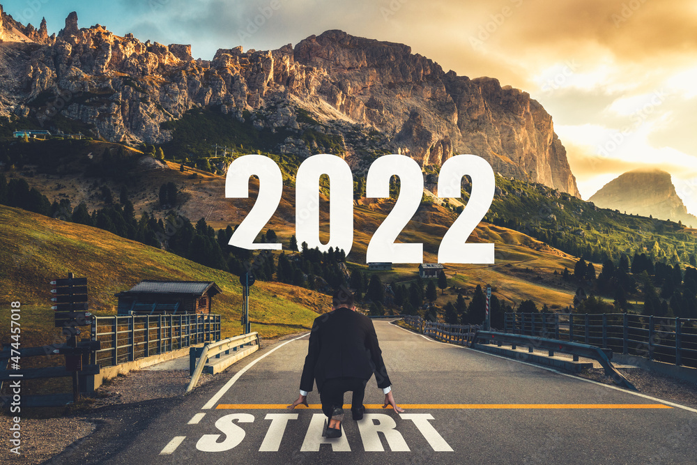 2022年新年之旅和未来愿景理念。商人在公路上前行
