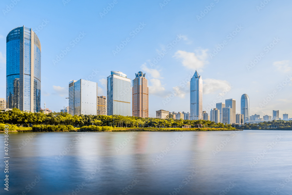 中国海南省海口市万绿园和国际贸易CBD建筑的阳光明媚