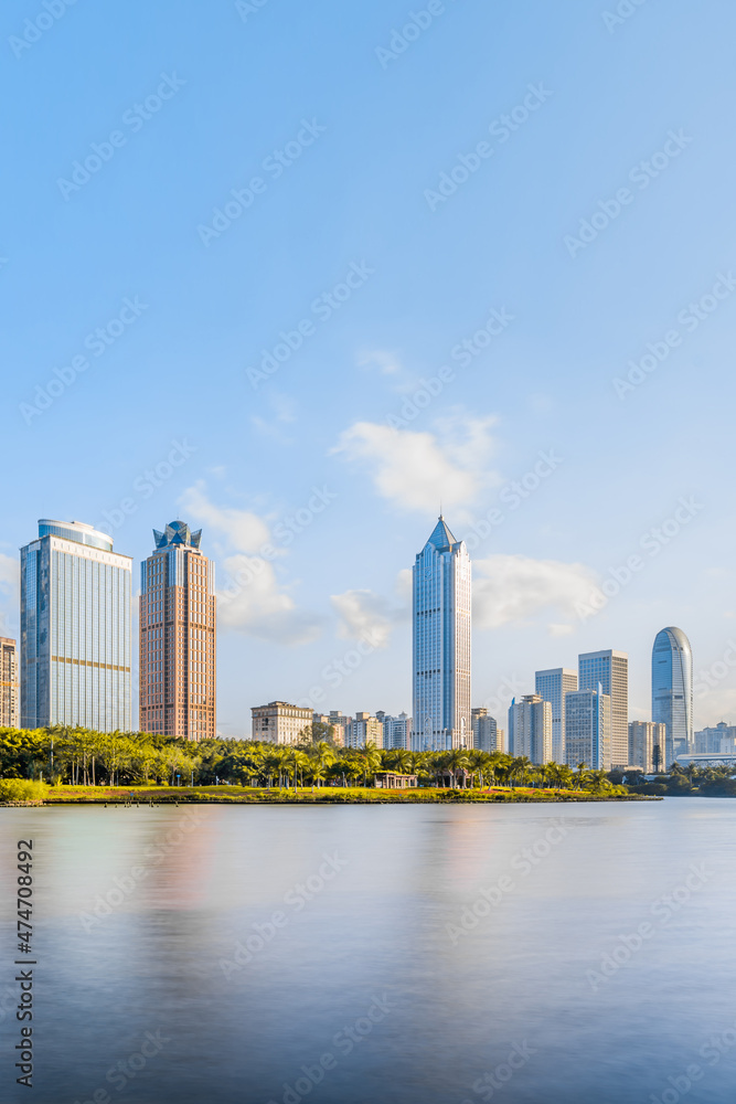 中国海南省海口市万绿公园和国际贸易中心大厦的阳光景色
