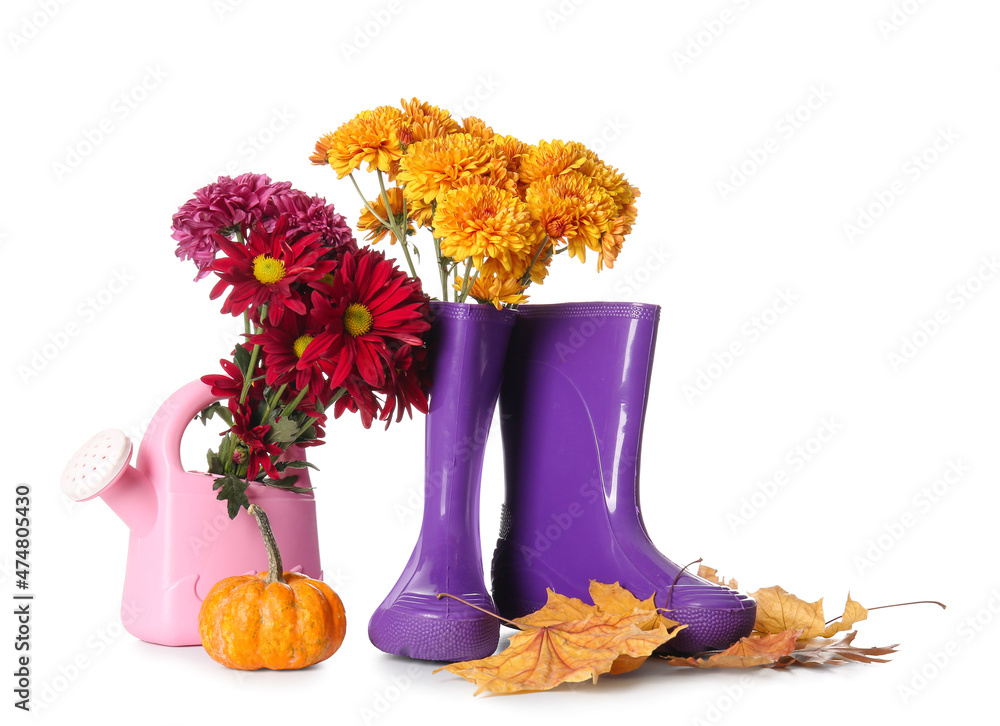 橡胶靴、喷壶和白底菊花