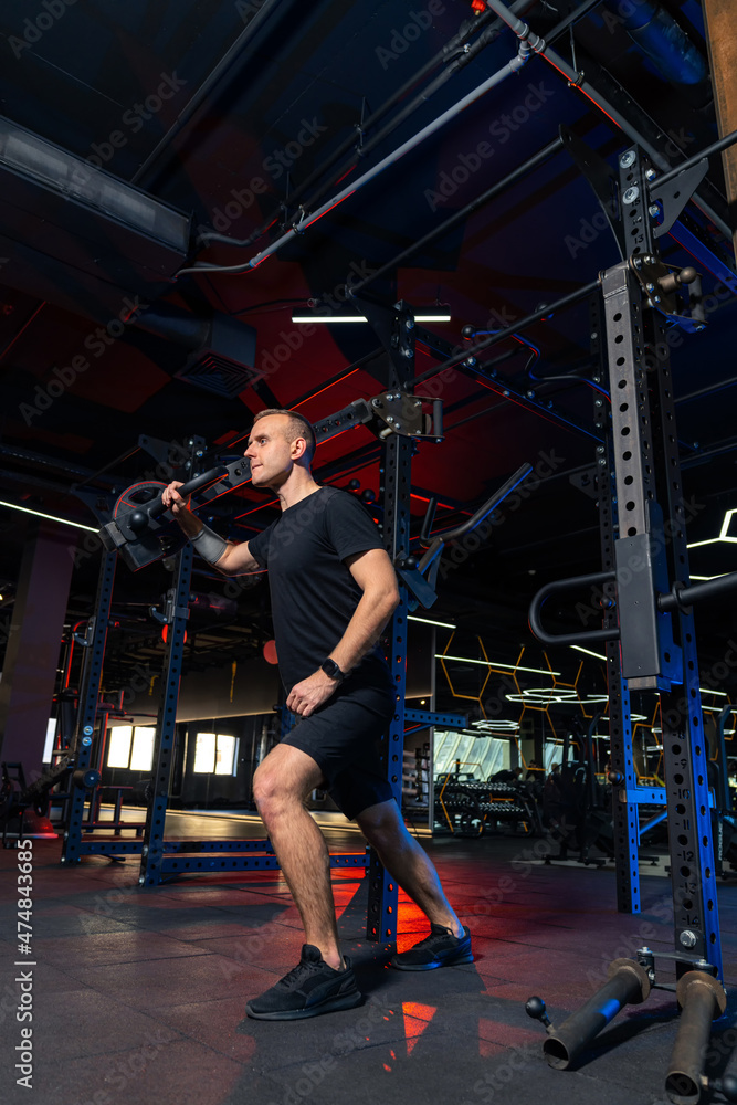 强壮的运动型男性在健身房努力工作。运动型生活方式活跃的男性在锻炼。