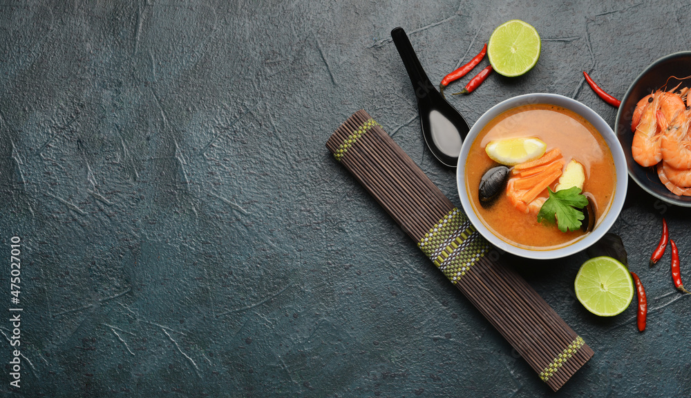 一碗深色背景的泰国辣汤