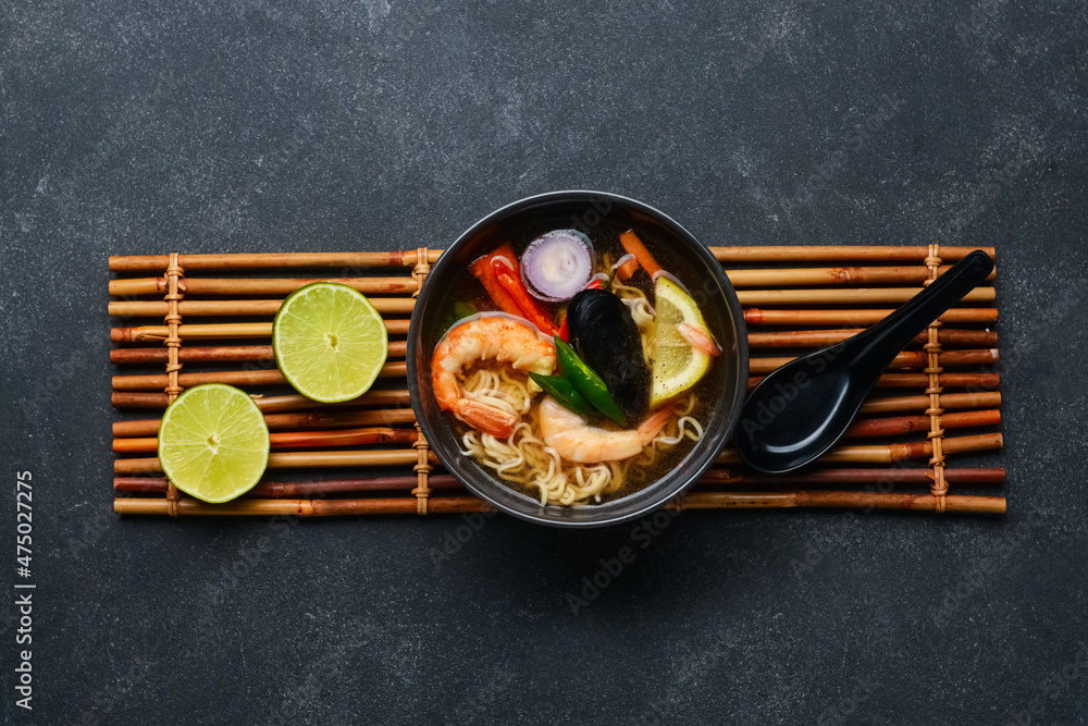 一碗深色背景的泰国辣汤