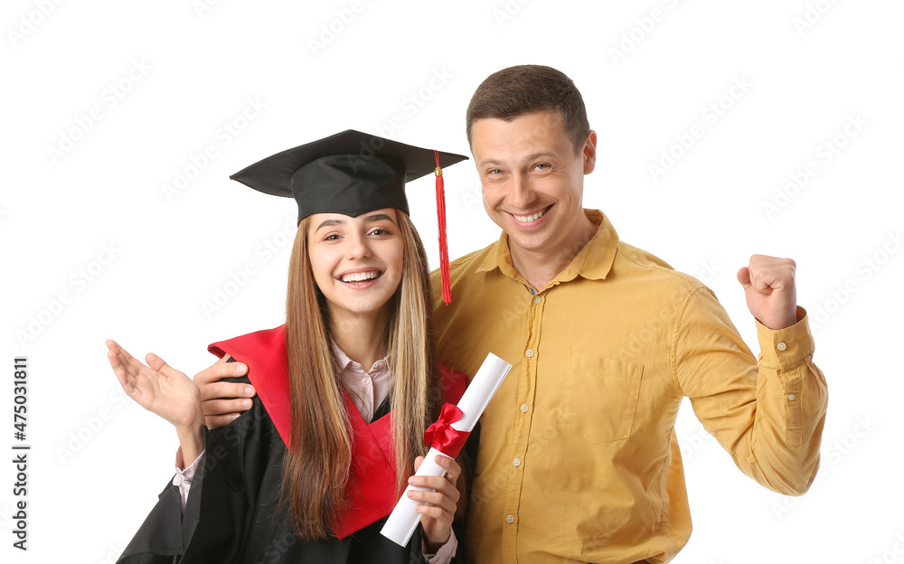 快乐的女毕业学生，她的父亲在白底上