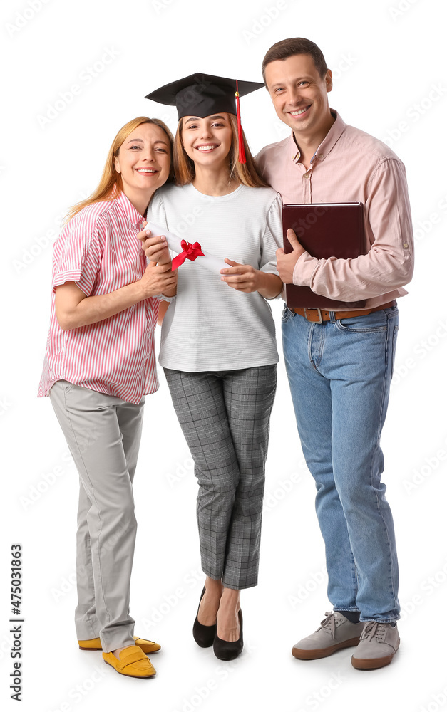 白人背景下与父母在一起的快乐女毕业生
