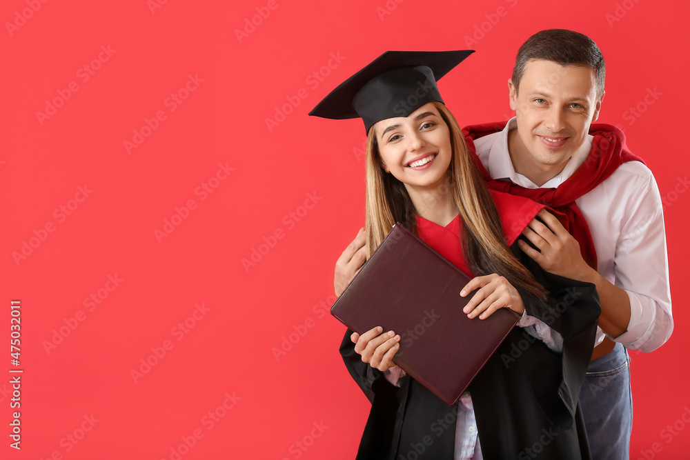 快乐的女毕业学生，父亲在彩色背景下