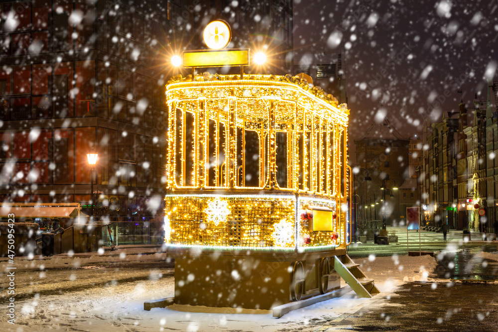 波兰格但斯克雪夜亮着圣诞灯的电车
