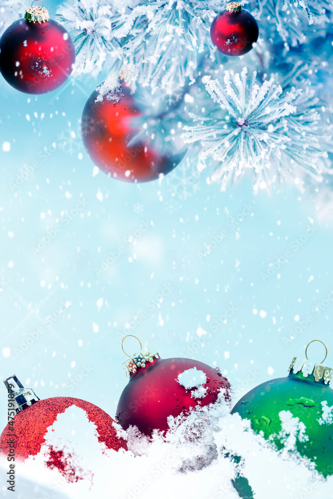 带有球和雪花的圣诞背景，节日贺卡