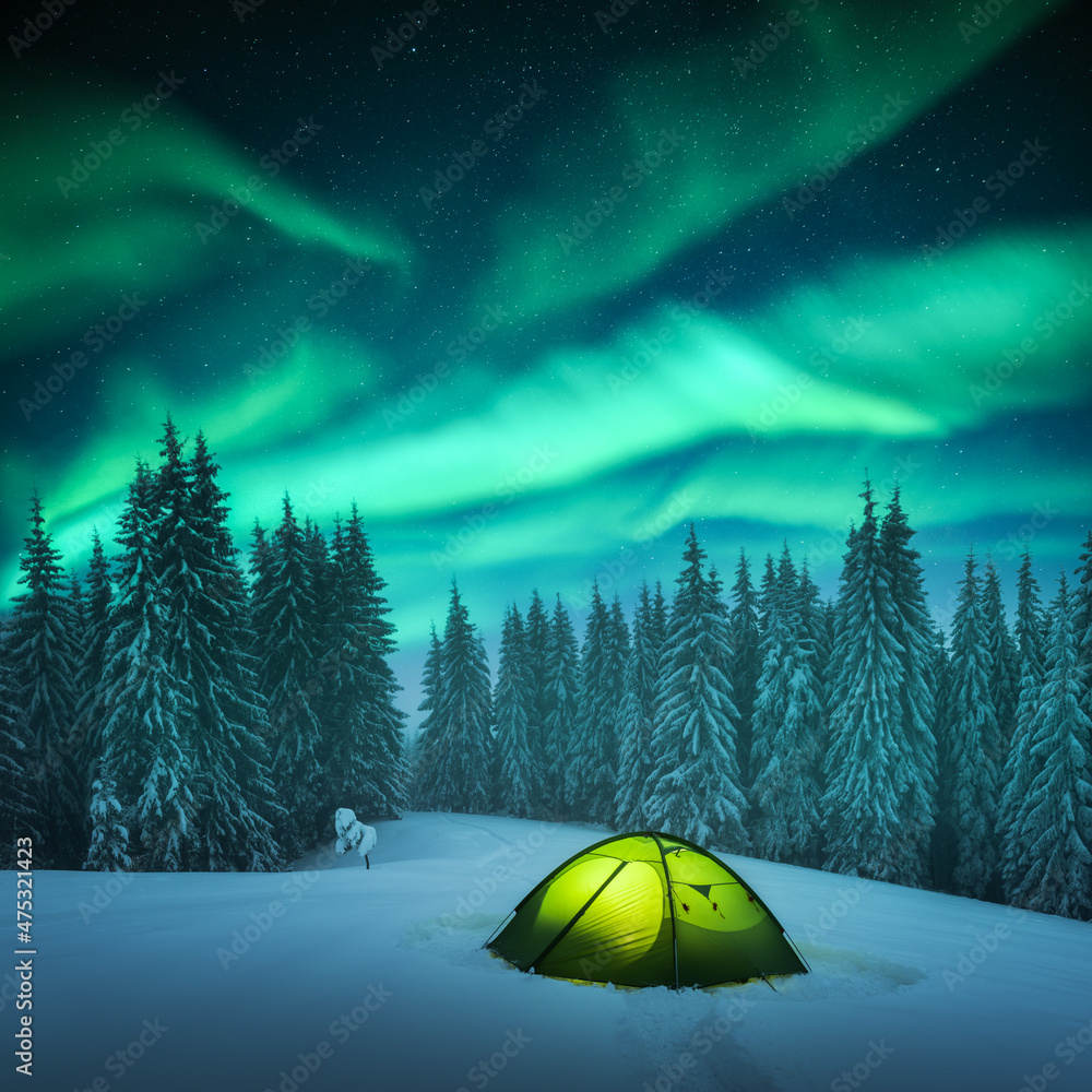 黄色帐篷从内部照亮，背景是令人难以置信的星空和北极光