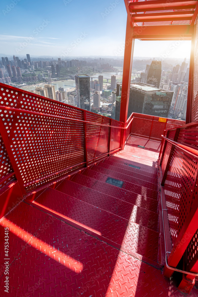 红色楼梯与重庆城市建筑景观