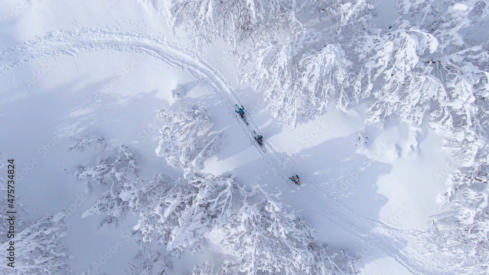 TOP DOWN：在滑雪游客上方飞行，在覆盖着新鲜雪的山上徒步旅行