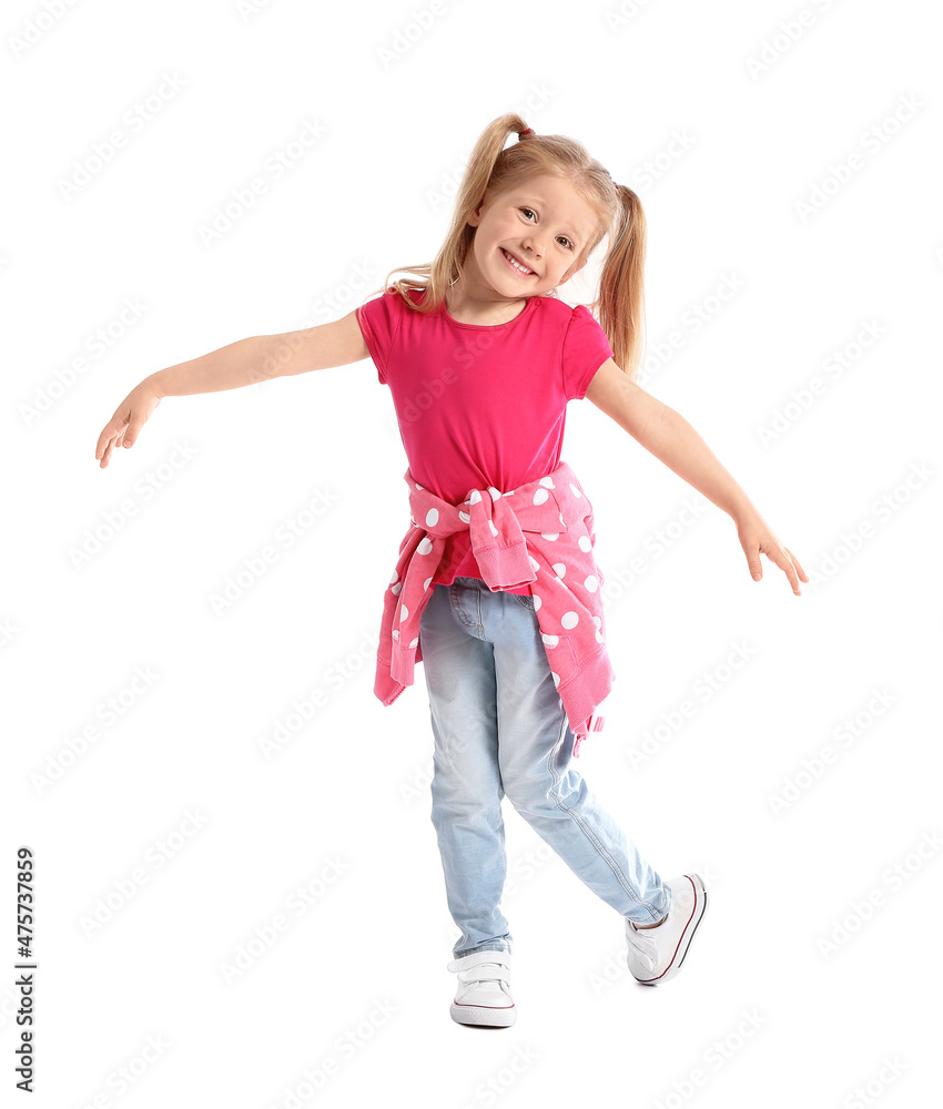 穿着粉色t恤在白底上跳舞的可爱小女孩