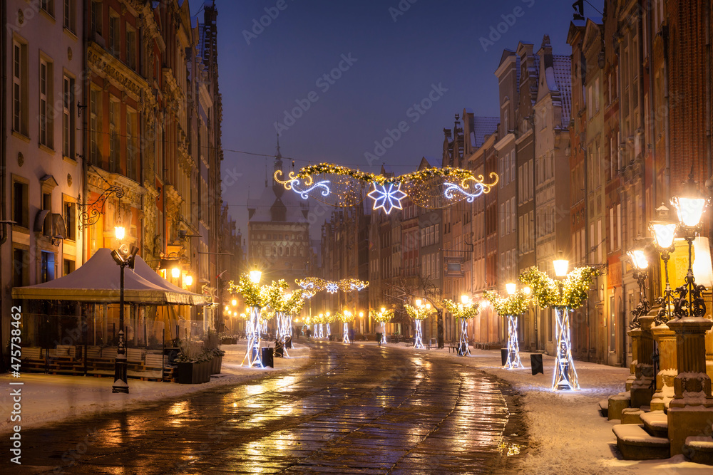 冬夜，波兰格但斯克老城美丽的圣诞装饰