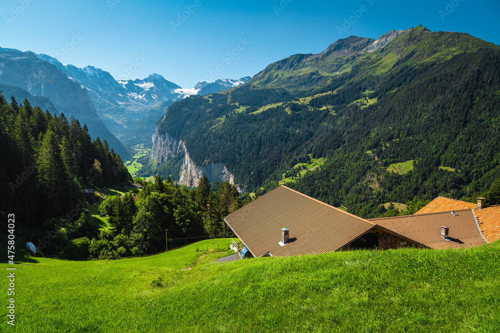 瑞士Lauterbrunnen山谷，风景优美的斜坡上的房子