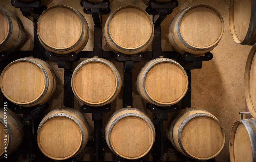 葡萄酒储藏室，酒庄酒窖里的木制酒桶排成一排