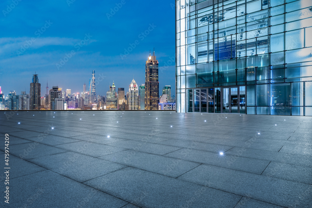 上海夜晚空旷广场的全景天际线和现代商业办公楼