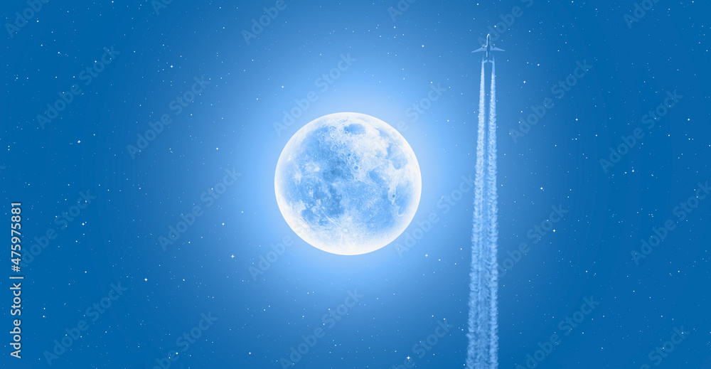 满月后蓝天上有燃料痕迹的喷气式飞机