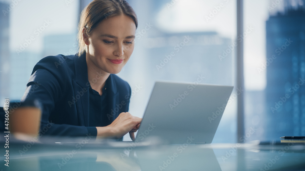 一位成功的女商人与同事在开放式办公室用笔记本电脑工作的特写，Con