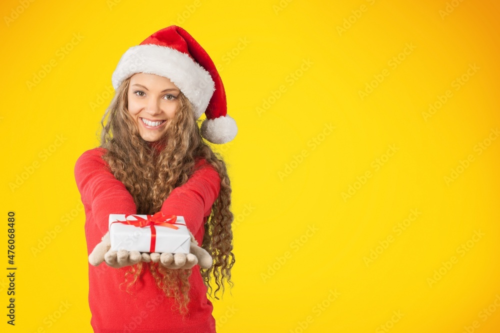 惊喜女孩拿着礼盒圣诞季购物大减价