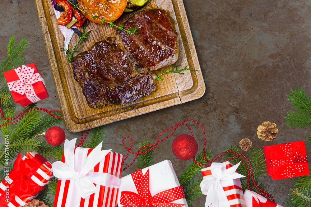圣诞双人晚餐，烤牛排、里贝叶、绿色蔬菜和香料，与圣诞节同桌