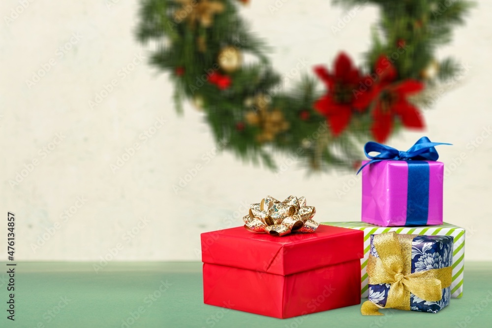 装饰精美的圣诞作文、圣诞树和花环、礼物和配饰
