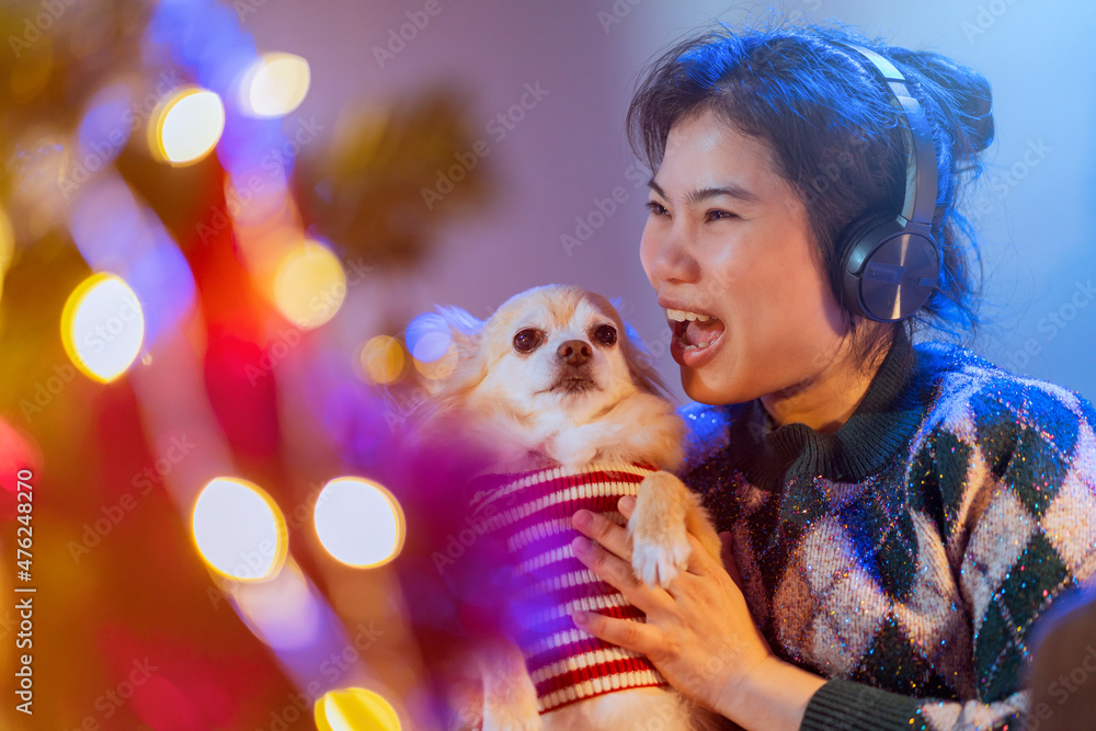 与动物狗的幸福生活方式，友好微笑的亚洲女主人抱着小狗哈巴狗wh