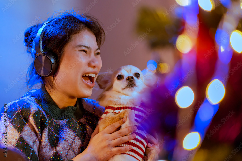 与动物狗的幸福生活方式，友好微笑的亚洲女性抱着小狗小狗小狗wh