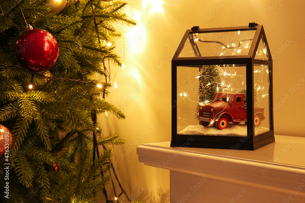 客厅里有漂亮的圣诞装饰品的壁炉