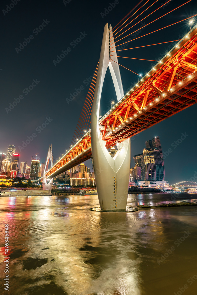 重庆夜晚的城市天际线与现代建筑
