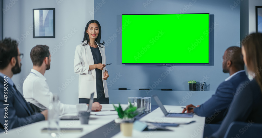 办公室会议室会议演示：励志女商人演讲，使用绿屏Chroma