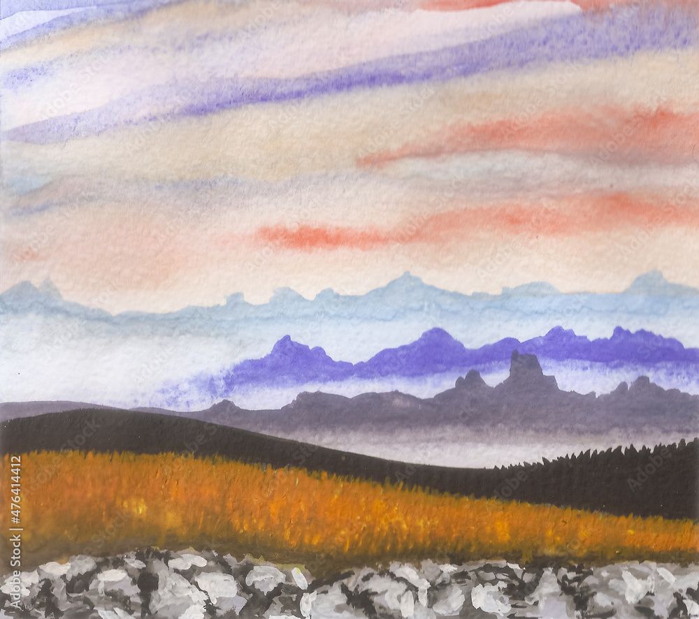 业余水彩画，在傍晚的天空下，画雾中的山脉和田野