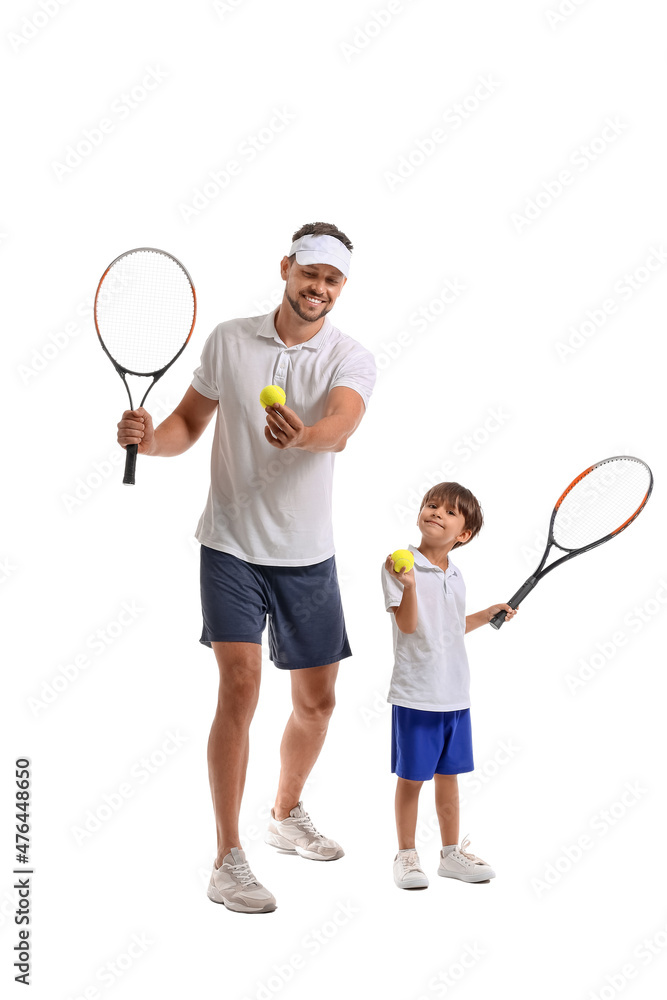 小男孩和他的教练，白色背景上有网球拍和球