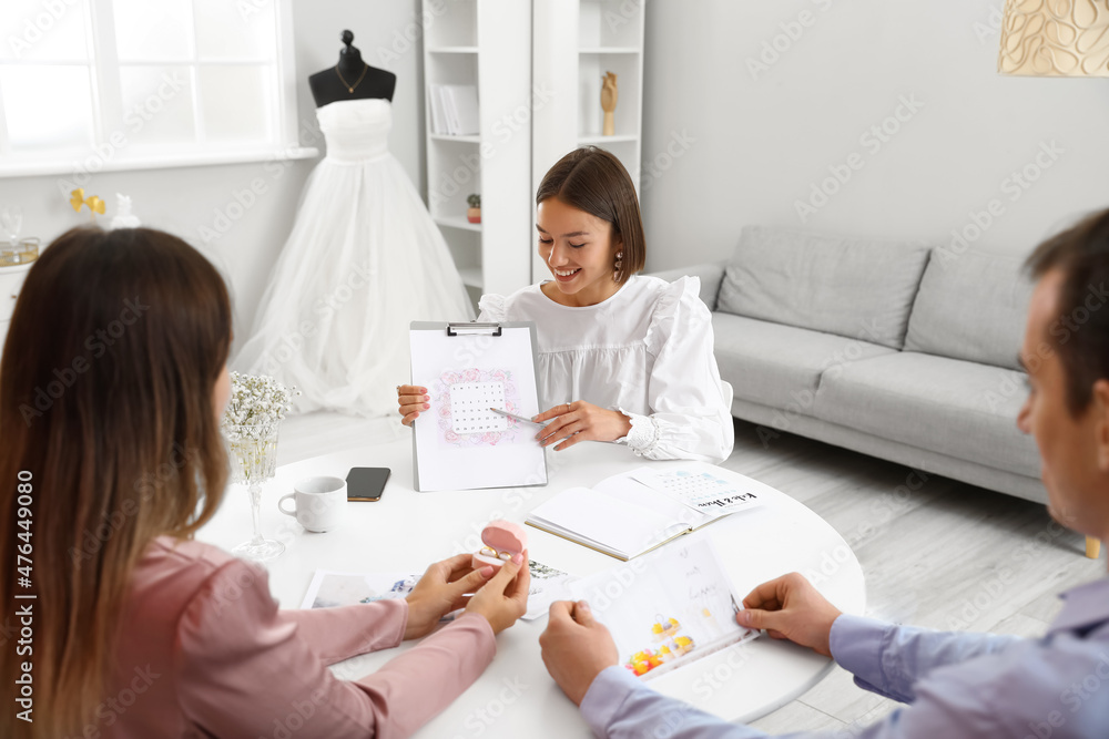 女性婚礼策划人在办公室与客户讨论婚礼