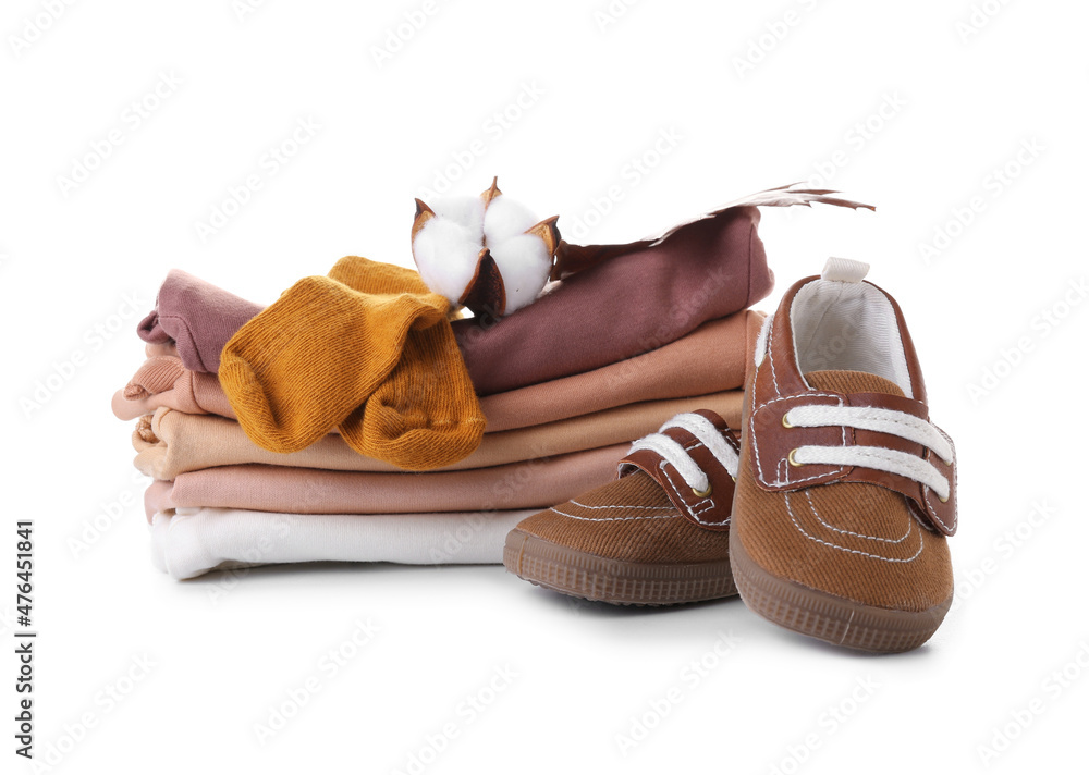 白色背景下隔离的婴儿衣服和鞋子堆叠