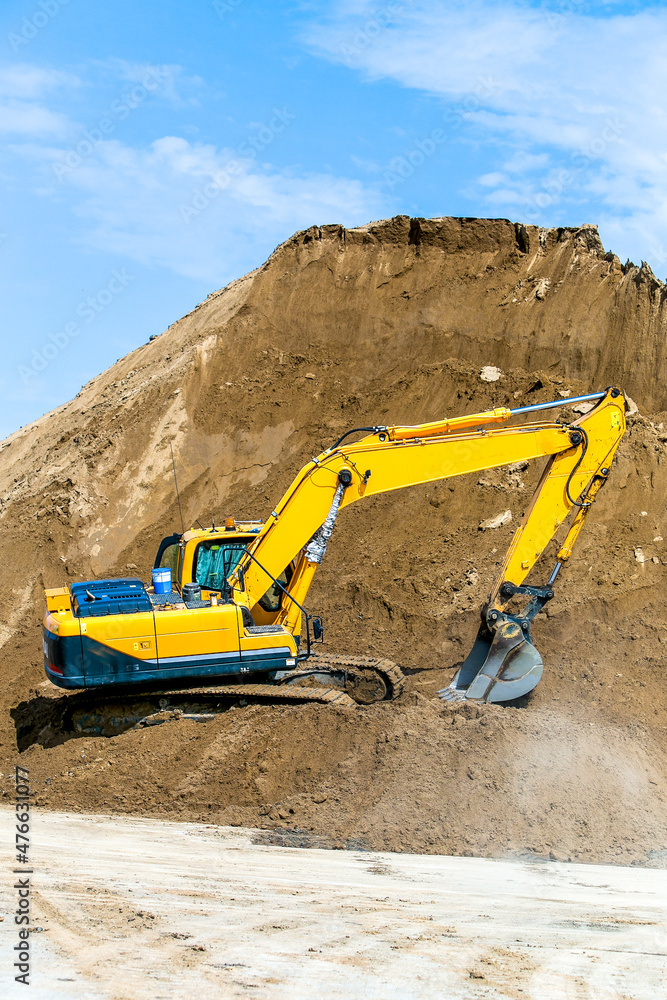 黄色挖掘机在采砂场挖掘