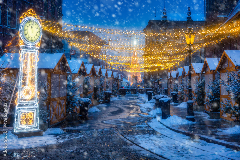 波兰格但斯克老城黎明时分的美丽圣诞集市