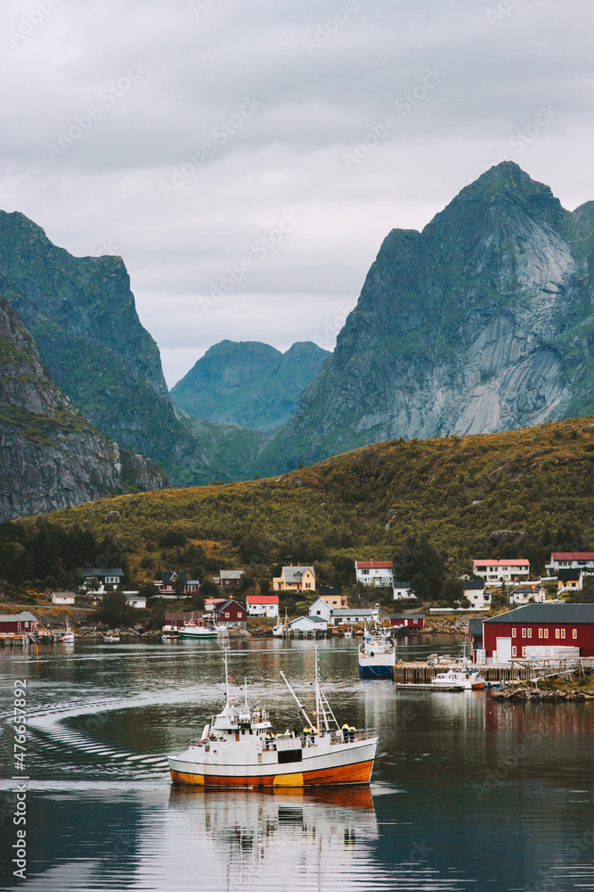 游艇在峡湾-罗弗敦群岛航行挪威山脉的Reine村风景旅游斯堪的纳维亚