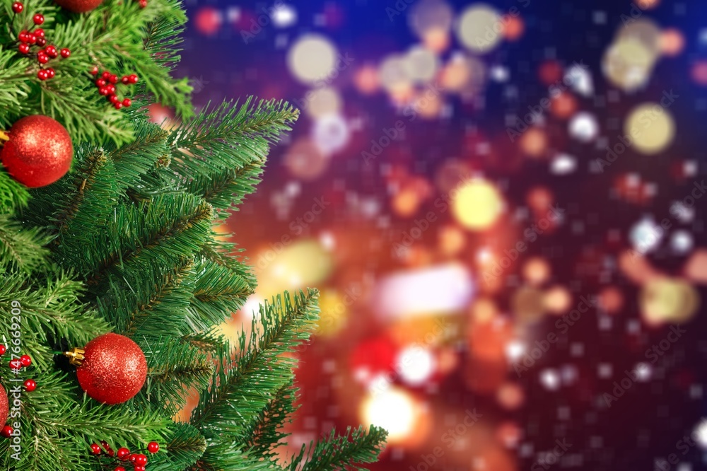 圣诞装饰。挂在松树枝上的玩具球圣诞树花环和装饰品