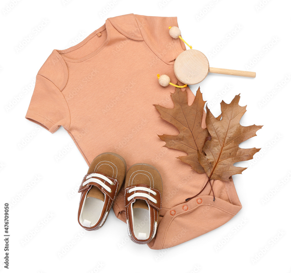白色背景的婴儿连体衣、鞋子、玩具和秋叶