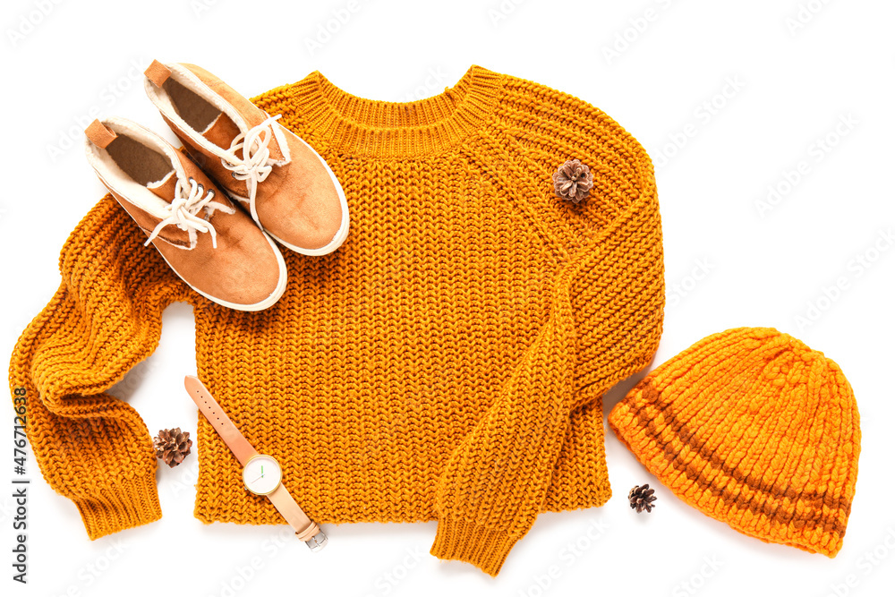白底针织毛衣、帽子、鞋子、手表和松果