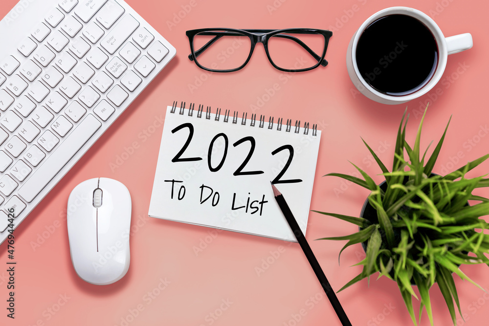 2022年新年快乐决心目标清单和计划设置-带笔记本的商务办公桌