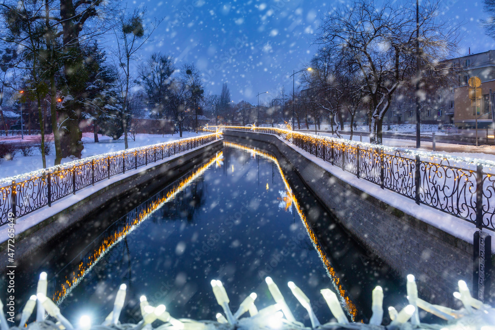 黄昏时，波兰普鲁什茨-格但斯基拉杜尼亚运河上的圣诞彩灯。