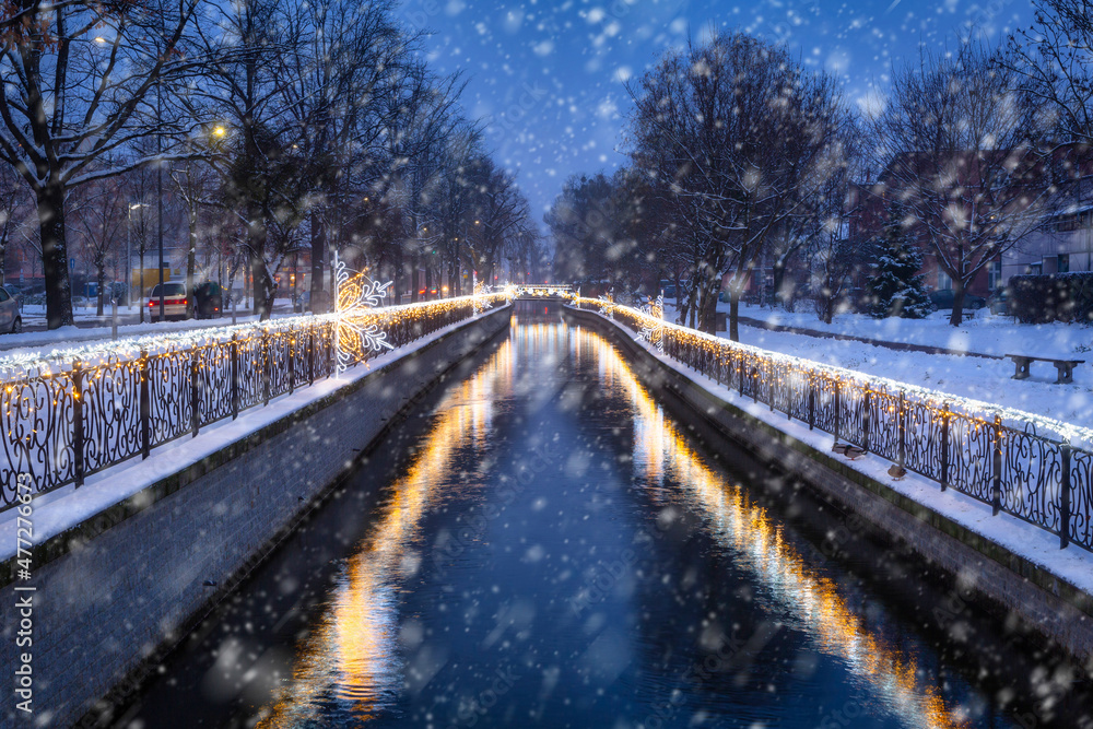 黄昏时分，波兰格但斯基普鲁什茨的拉杜尼亚运河上的圣诞彩灯。