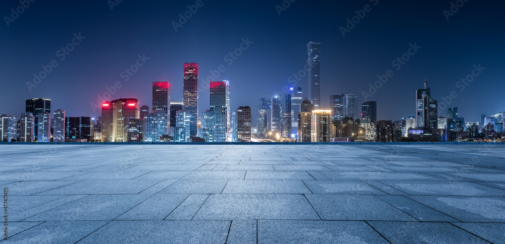 近在北京，全景天际线和空荡荡的方形现代商业办公楼