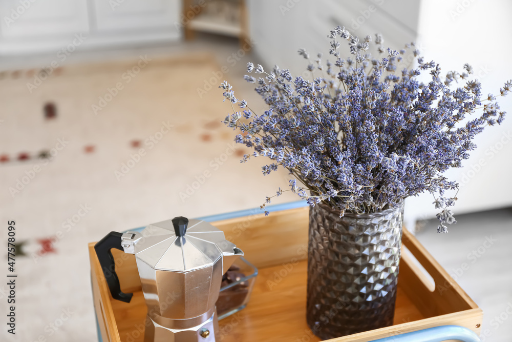 厨房桌子上有漂亮的薰衣草花和咖啡壶的花瓶