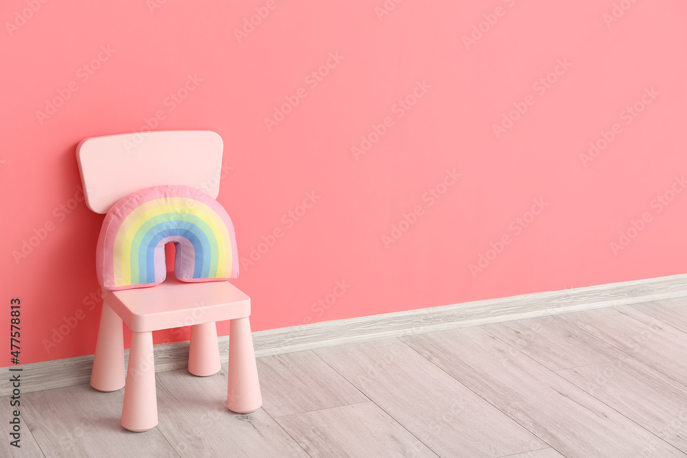 彩色墙上有可爱玩具的儿童椅