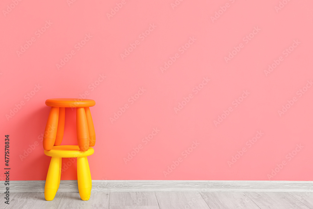 彩色墙附近的儿童凳子堆叠