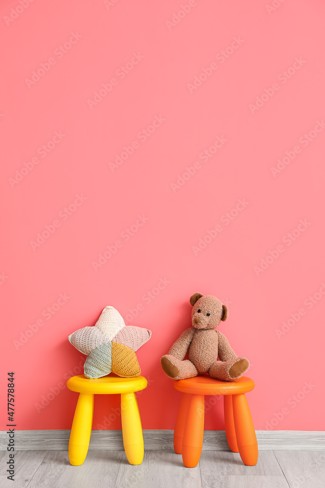 房间彩色墙上有可爱玩具的儿童凳