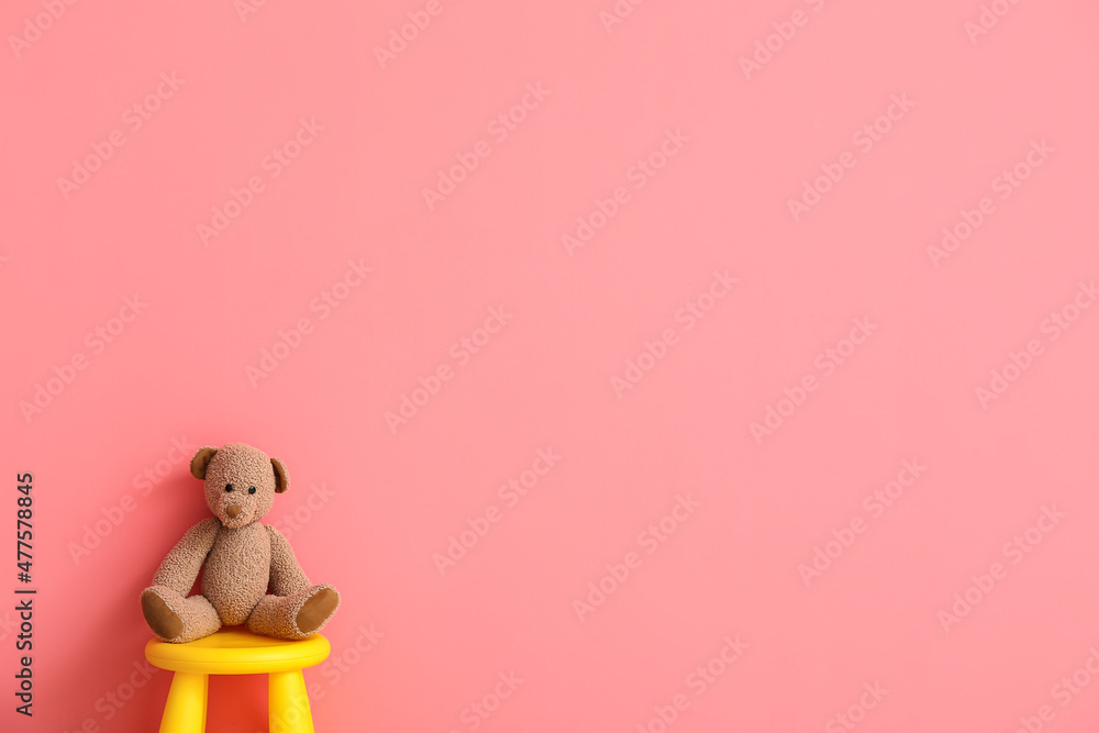 彩色背景上有可爱的熊玩具的儿童凳子