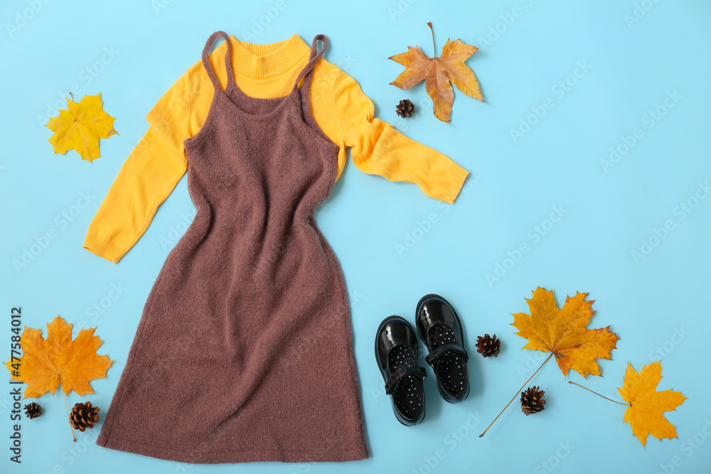 蓝色背景的童装、鞋和秋季装饰